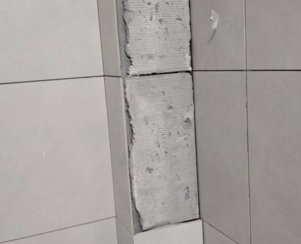 温州市瓷砖空鼓维修公司分享下瓷砖施工前基层浇水润湿程度不足，可能导致以下问题